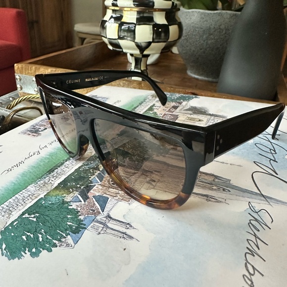 Celine Brown Gradient Sunglasses - Looks BRAND NEW
No scratches or signs of wear - Picture 4 of 6
